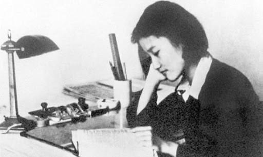 A photo of Zhang Zhixin reading.