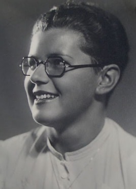 Black-and-white-portrait-Lída-Merlínová-young-girl-short-hair-and-glasses-smiling-looking-to-the-right