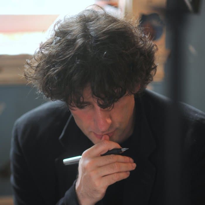 neil-gaiman-holding-a-pen