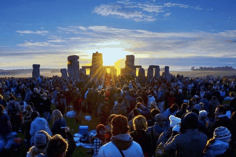 space-tourism-guide-summer-solstice-celebration-gathering-of-people-at-stonehenge-magic
