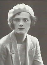Black-and-white-portrait-of-Daphne-du-Maurier-young-woman-wearing-beret-and-blazer