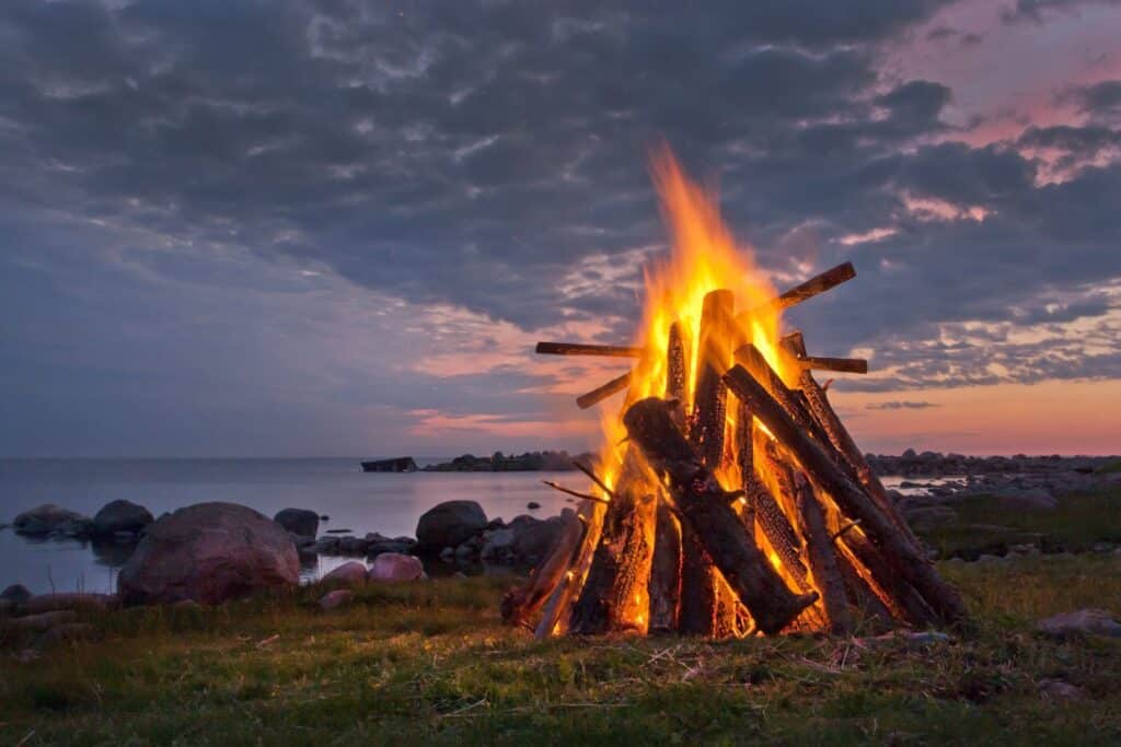 Veen-waters-festival-summer-solstice-juhannus-bon-fire-on-a-coast-line-magic
