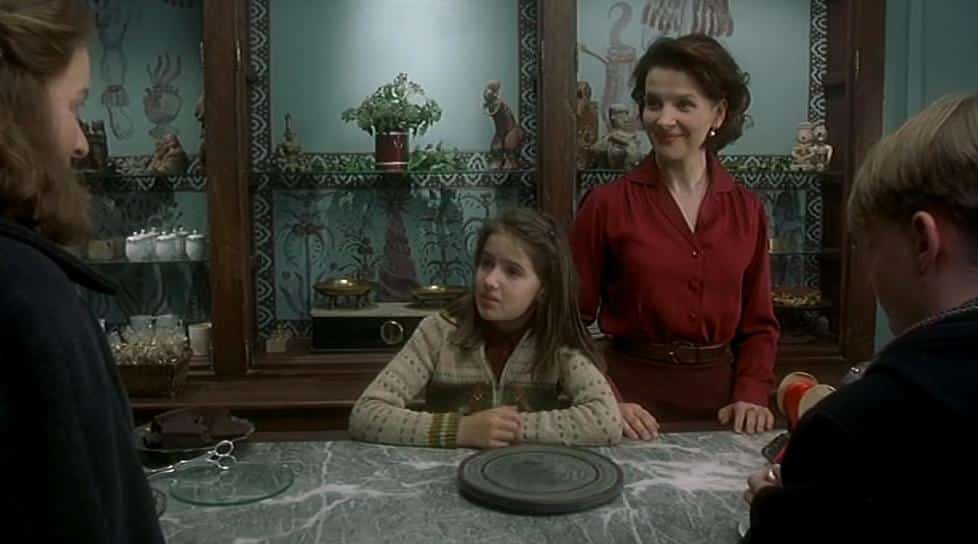 Vianne-and-daughter-Anouk-portrayed-by-Juliette-Binoche-and-Victoire-Thivisol
