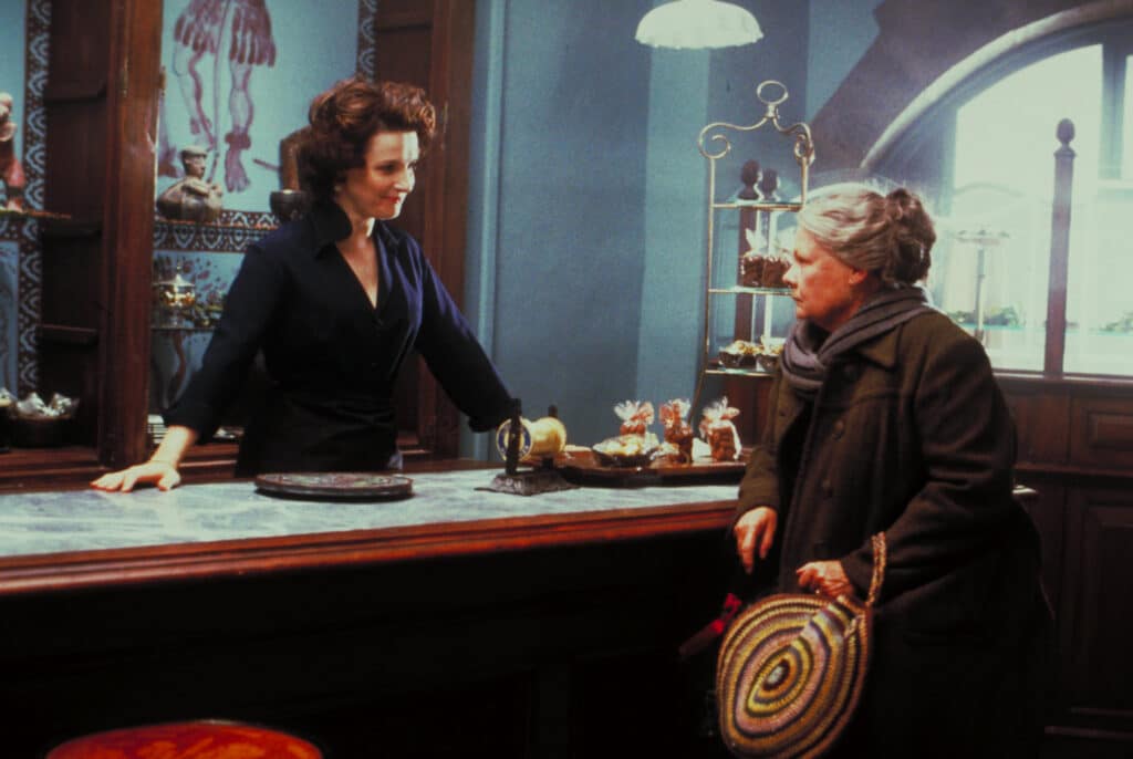 Film-Vianne-and-Armande-talking-in-the-chocolate-shop